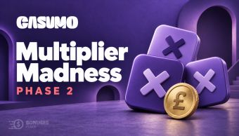 Trois tuiles violettes portant un symbole de multiplication et une pièce dorée avec le symbole £ illustrent Casumo Multiplier Madness Phase 2.